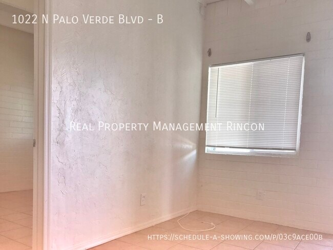 Building Photo - Darling Home! Close to Everything!!