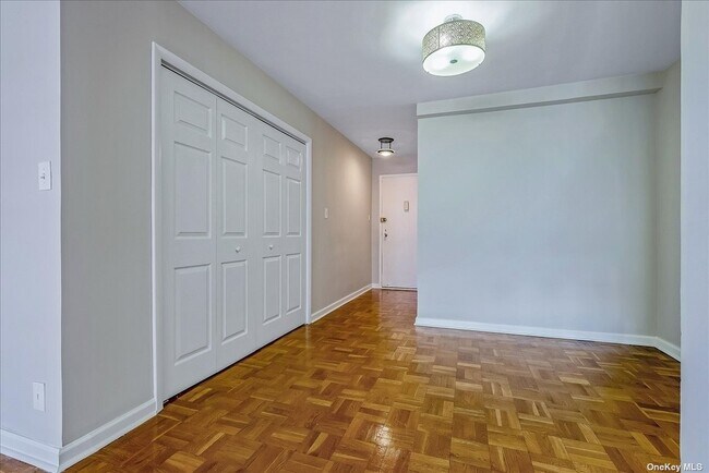 Foto del edificio - 102-10 66th Rd