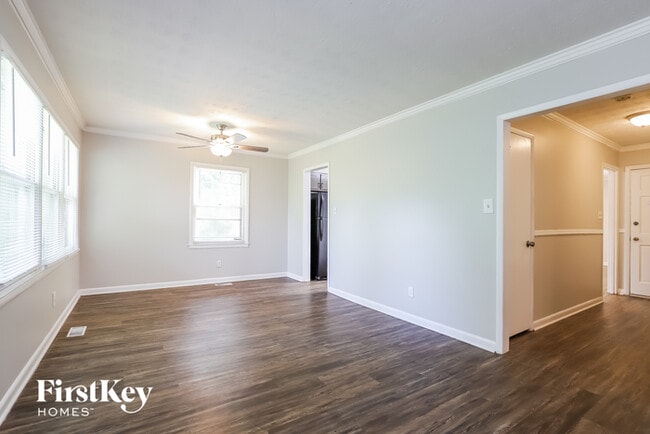 Building Photo - 818 Hillside Dr