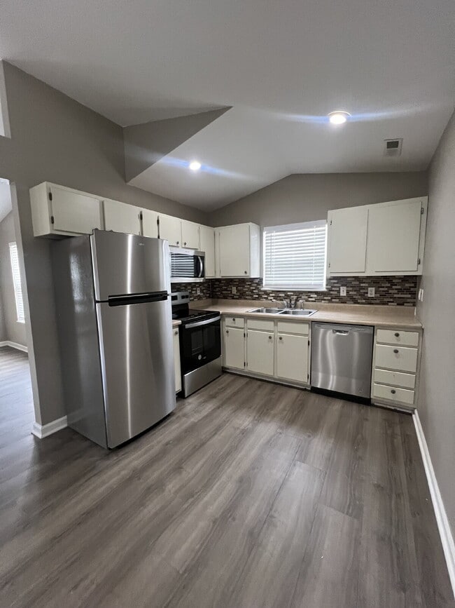 Building Photo - 101 Highlands Ct