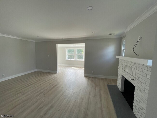 Building Photo - 450 Beech Ave