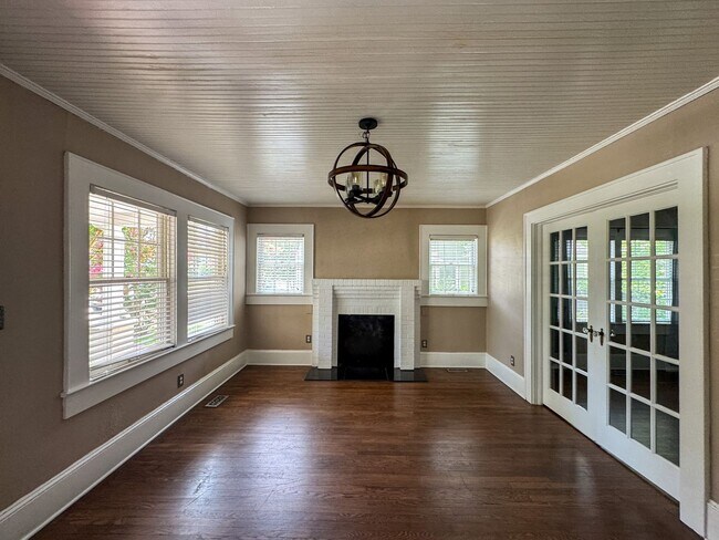 Building Photo - Gorgeous 4 Bed, 3 Bath Haymount Home