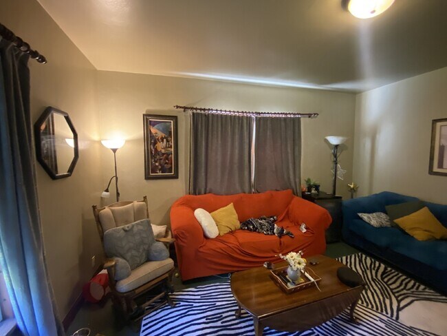 Foto del edificio - Charming 2-Bed, 2-Bath Duplex in Eau Claire