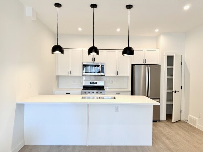 Building Photo - 10545 126 St NW