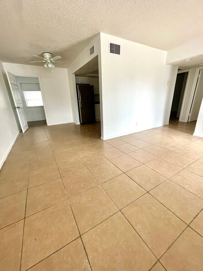 Foto del edificio - LARGE NEWLY RENOVATED 3 BEDROOM APARTMENTS Application fee is waived during move in