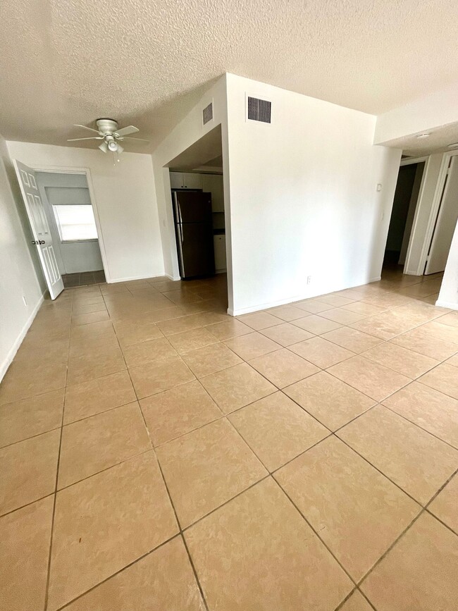 Building Photo - LARGE NEWLY RENOVATED 3 BEDROOM APARTMENTS
