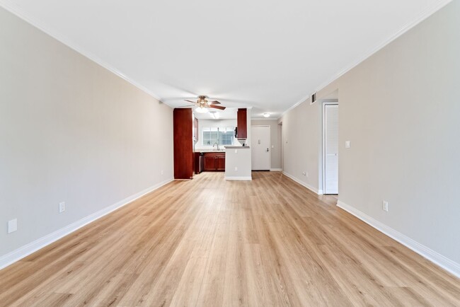 Building Photo - 5550 Owensmouth Ave