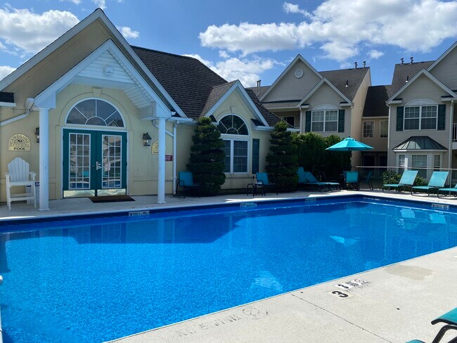 Community pool & club house - 220 Cambridge Ct
