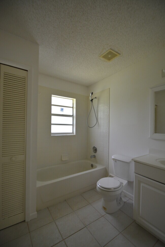 Foto del edificio - 3BR/2BA HOME IN SE PALM BAY