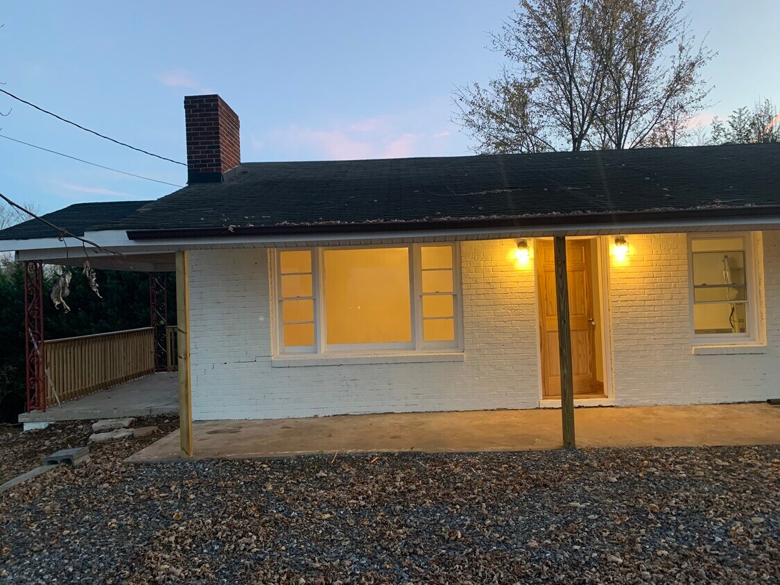 2171 8th Ave NW, Hickory, NC 28601 House Rental in Hickory, NC