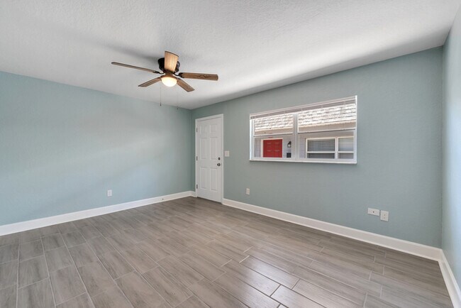 Building Photo - Newly Renovated 2bd/1ba unit at an amazing...