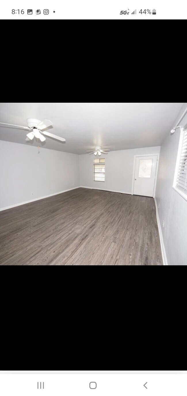 Building Photo - 117 Live Oak St