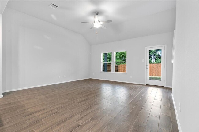 Building Photo - 4-bed 2.5-bath in Princeton's highly desir...