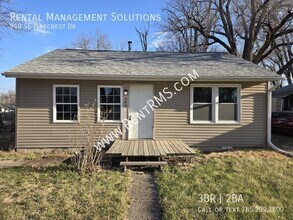 Building Photo - 940 SE Pinecrest Dr