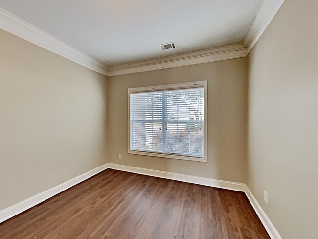 Building Photo - 913 Southfork Dr
