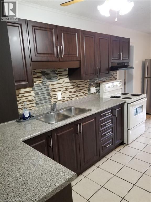 Photo du bâtiment - 121 University Ave E