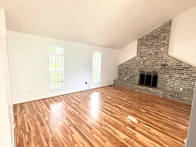Foto del edificio - 12806 Fern Forest Dr