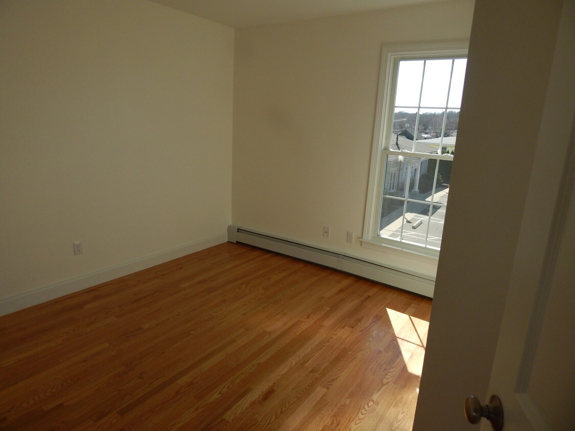 Bedroom 1 - 26 High St
