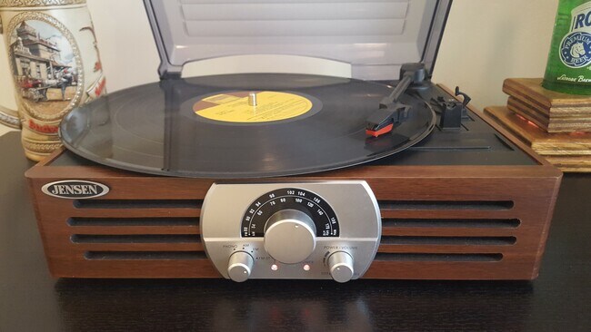 ¡Para los amantes del vinilo! Tocadiscos con una selección de discos de varios géneros. - 2125 Southend Drive