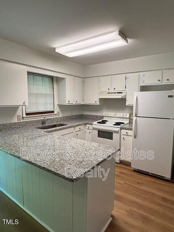 Foto del edificio - 8741 Chapel Hill Rd