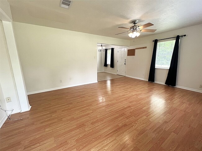 Building Photo - 560 Beverly Dr