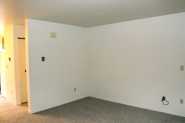 Building Photo - 3200 Azalea Dr