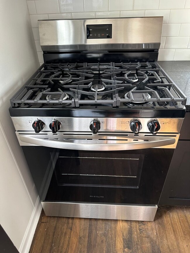 Foto del edificio - FREE APPLICATION!! Beautiful 4 bedroom hou...