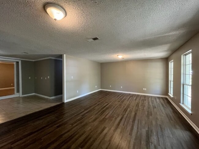 Building Photo - Renovated 5 Bedroom 2 Bath Home for Rent!