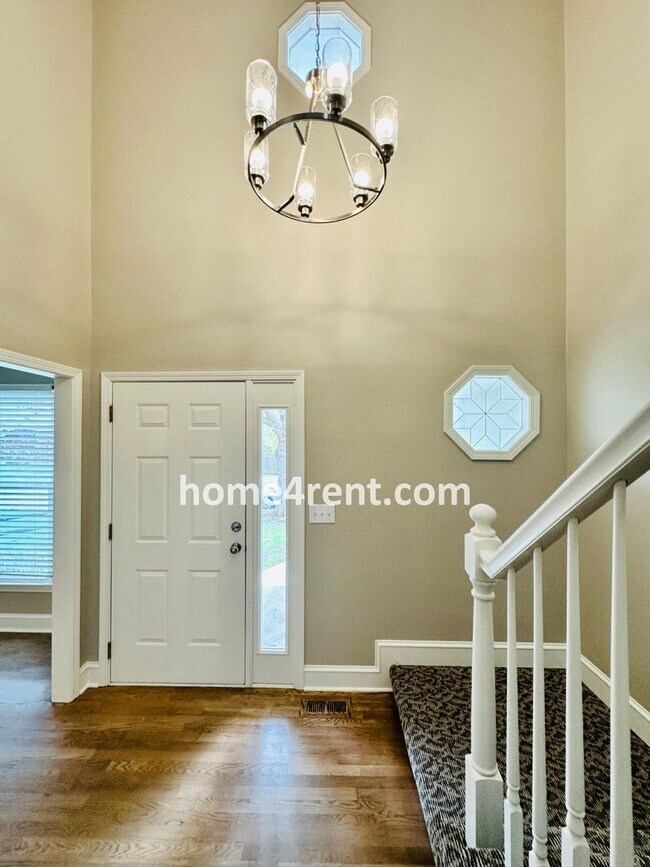 Foto del edificio - Wonderful Belton Home w/ Wood Floors, Finished Basement and Fenced Yard!