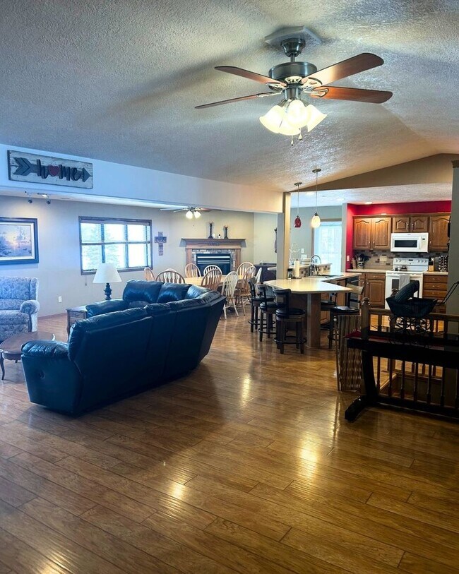 Foto del edificio - Modern Comfort and Connectivity: 6.5-acre ...