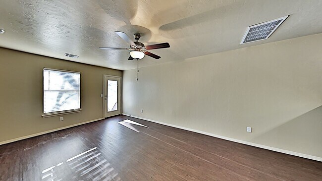 Building Photo - 3 Bedroom 2.5 Bath Duplex in Edmond