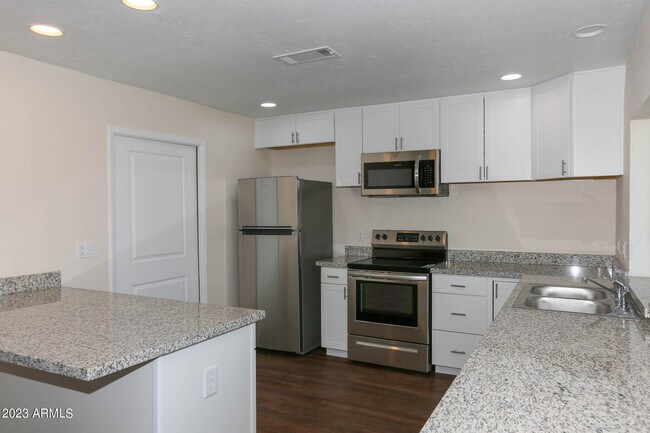 Building Photo - 6226 S Hazelton Ln
