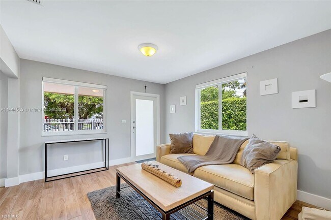 Building Photo - 2 br, 1 bath House - 2739 SW 34th Ave