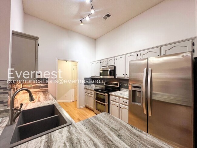 Building Photo - 3 Bed/1.5 Bath Home with Fenced Yard & Garage / Vouchers Accepted / Available Now!