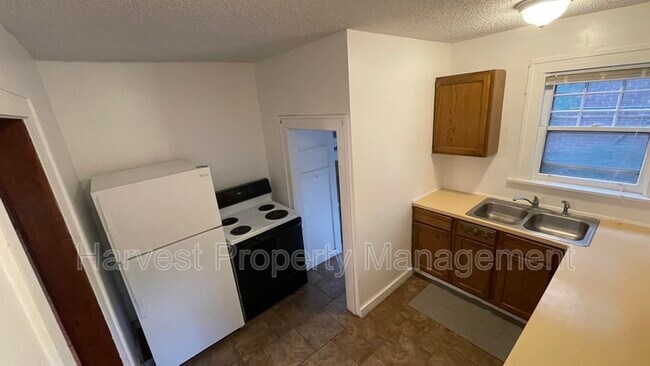 Building Photo - 707 Litchfield N