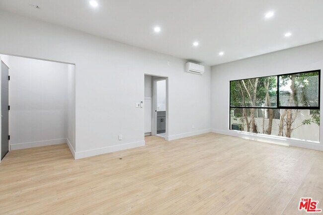 Foto del edificio - 7229 Willoughby Ave