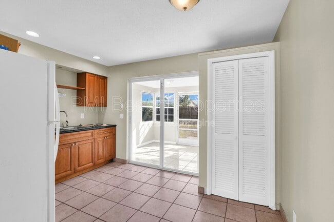 Building Photo - 184 SE 27th Way