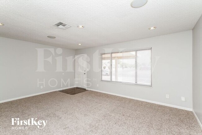 Building Photo - 5909 San Fernando Dr