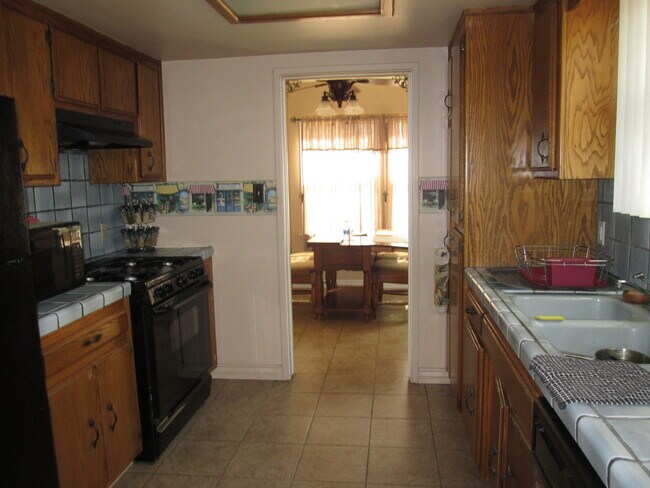 Building Photo - 3 Bedroom, 2 Bathroom House