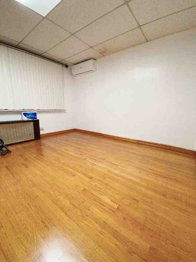 Building Photo - 2014 W 7th St