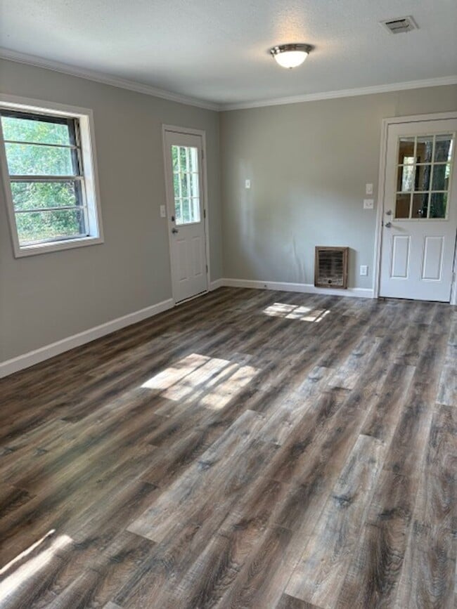 Building Photo - Renovated 3 Bedroom 1 Bath Home for Rent!