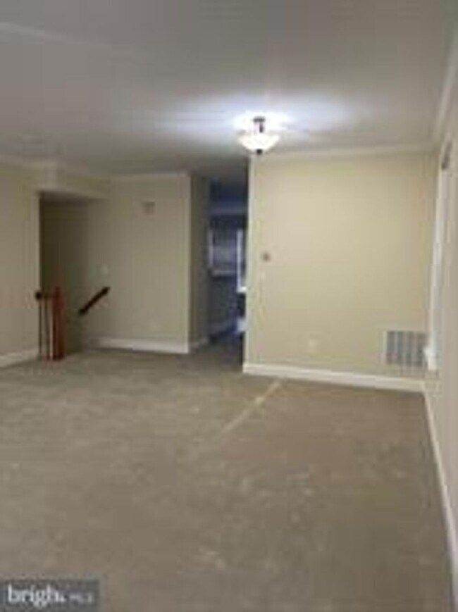 Foto del edificio - END UNIT TOWNHOUSE WITH 2 CAR GARAGE, 4 BEDROOMS AND 3.5 BATHS..FINISHED REC ROOM
