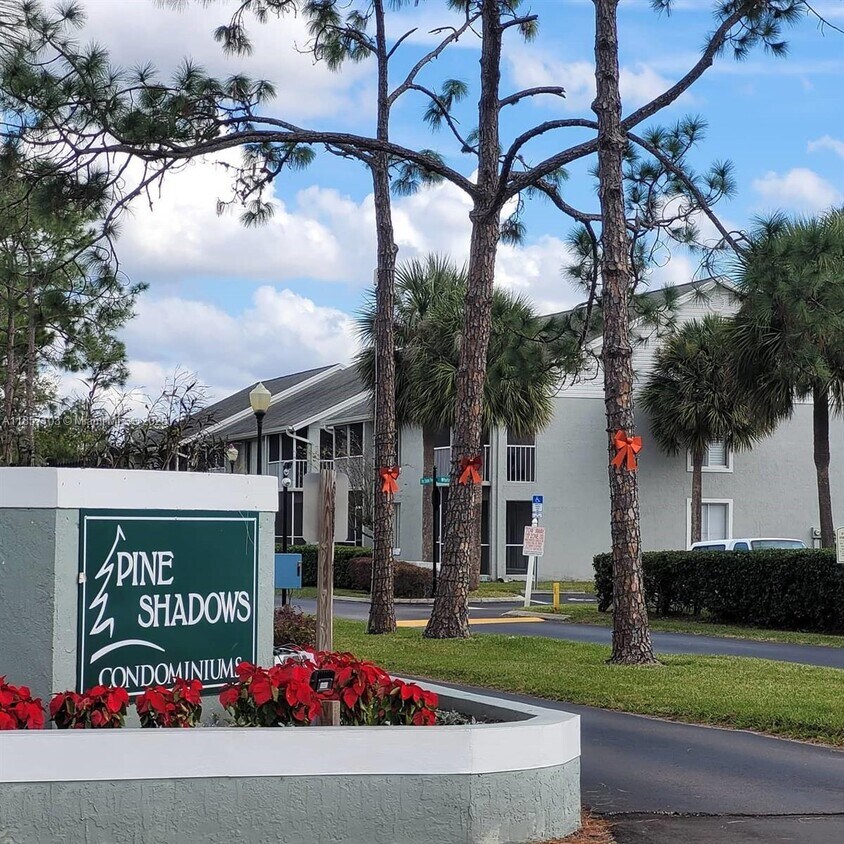 Foto principal - 4375 White Pine Ave