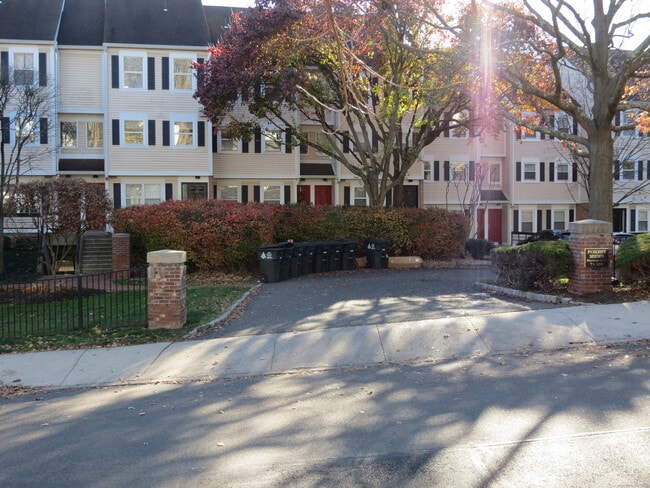 Foto del edificio - 97 Highland Rd