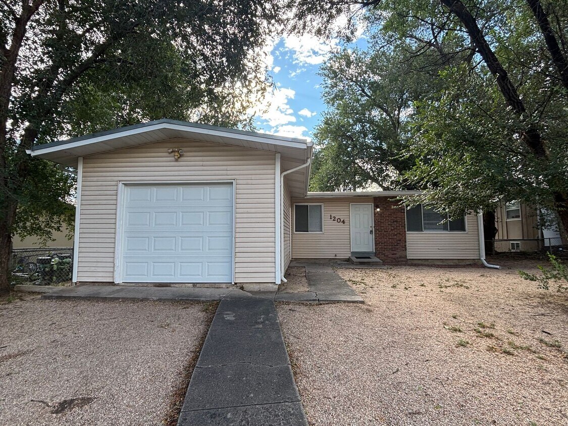 Foto principal - 4 bed 1.5 bath Ranch Style Home with Basem...