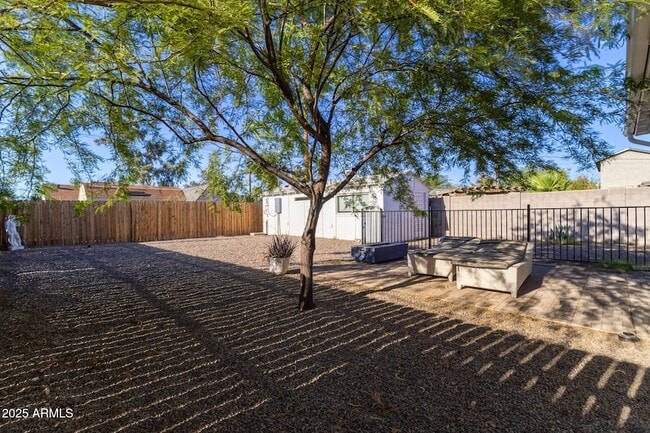 Building Photo - 1950 W Palm Ln