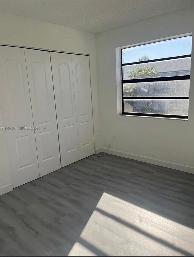 Foto del edificio - 975 N Franklin Ave