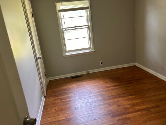 Foto del edificio - 3br 1Ba and a large back yard with move in special for July!