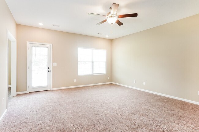 Building Photo - Great 4 Bedroom Floorplan