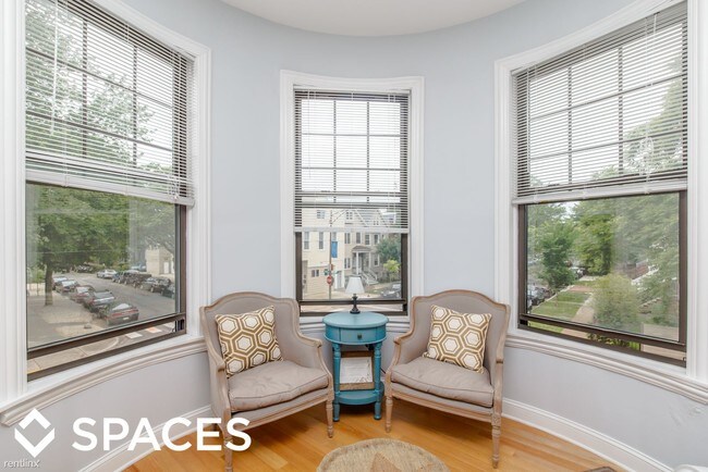 Building Photo - 1359 W Barry Ave